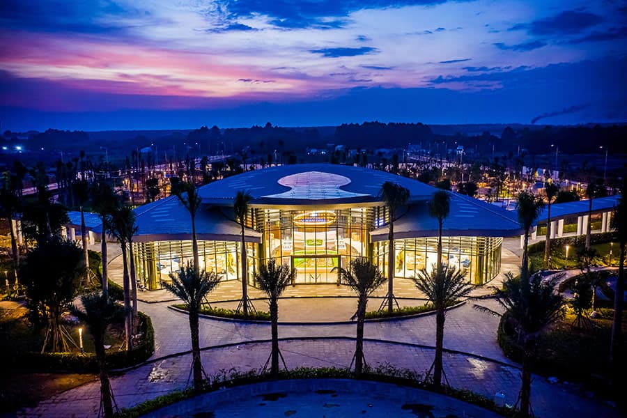 Nhà điều hành Gem Sky World lung linh khi màn đêm buông xuống