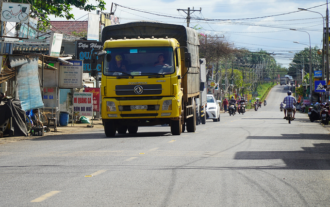 Tỉnh lộ 769 đi qua thị trấn Dầu Giây đang quá tải, thường xuyên kẹt xe, tai nạn. Ảnh: Phước Tuấn.